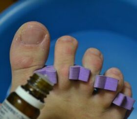 Pasiruošimas gydyti nagus priešgrybeliniais lašais